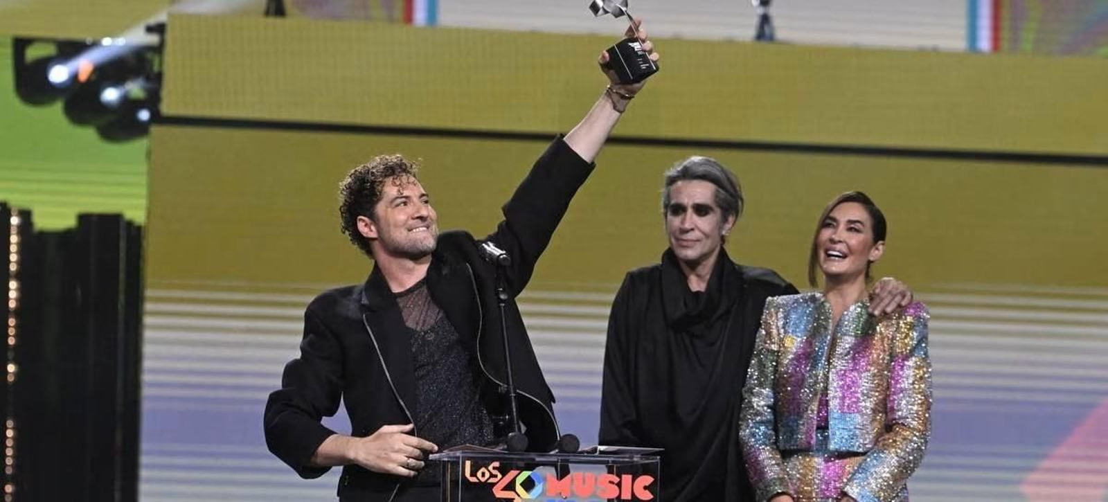 David Bisbal recoge el premio a mejor artista en directo.