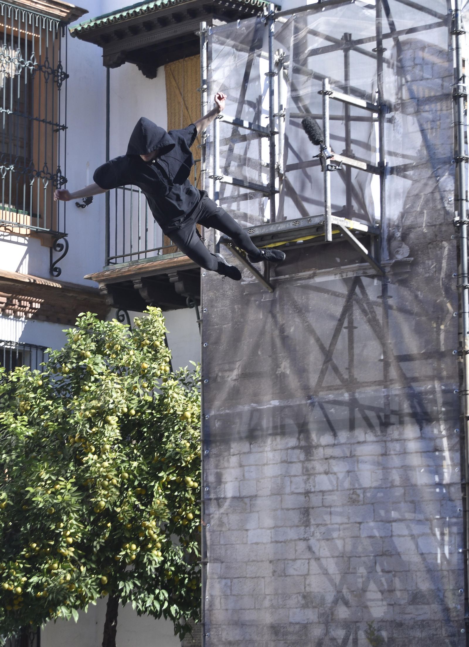 Un especialista de la película realizando uno de los saltos enla Casa de Pilatos.