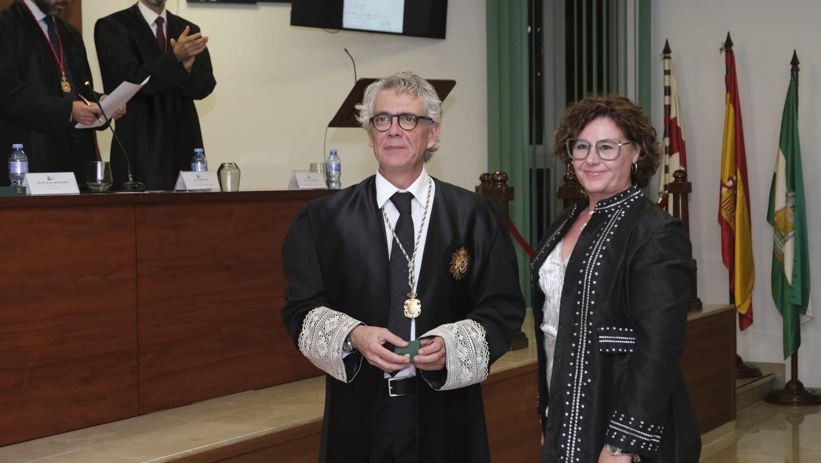 Entrega de insignias de 25 años de colegiado en el Colegio de Abogados de Almería, en imágenes