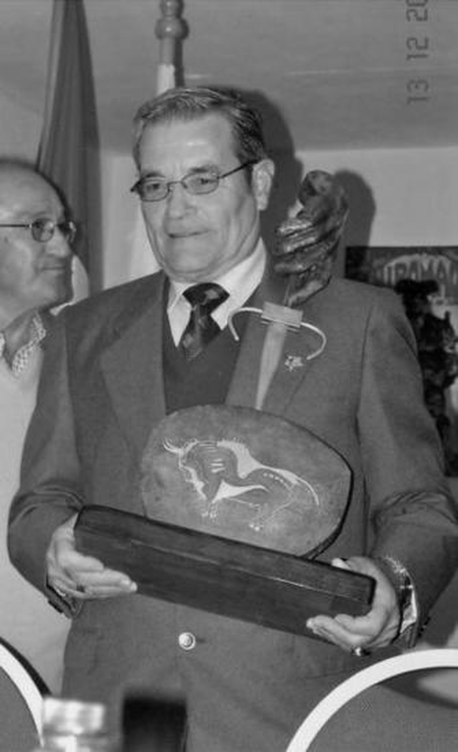 Juan Á. Pérez Gómez, con el trofeo El Búfalo, en el día de su homenaje.