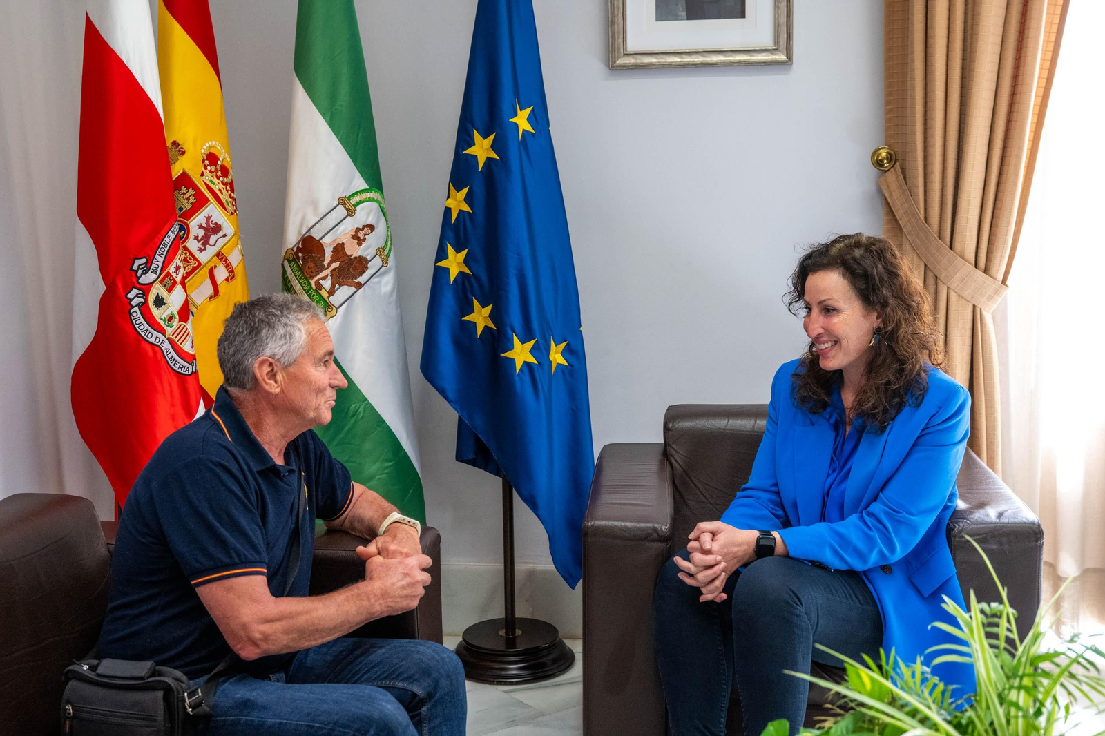 Fulgencio Hernández durante la recepción con la alcaldesa de Almería.