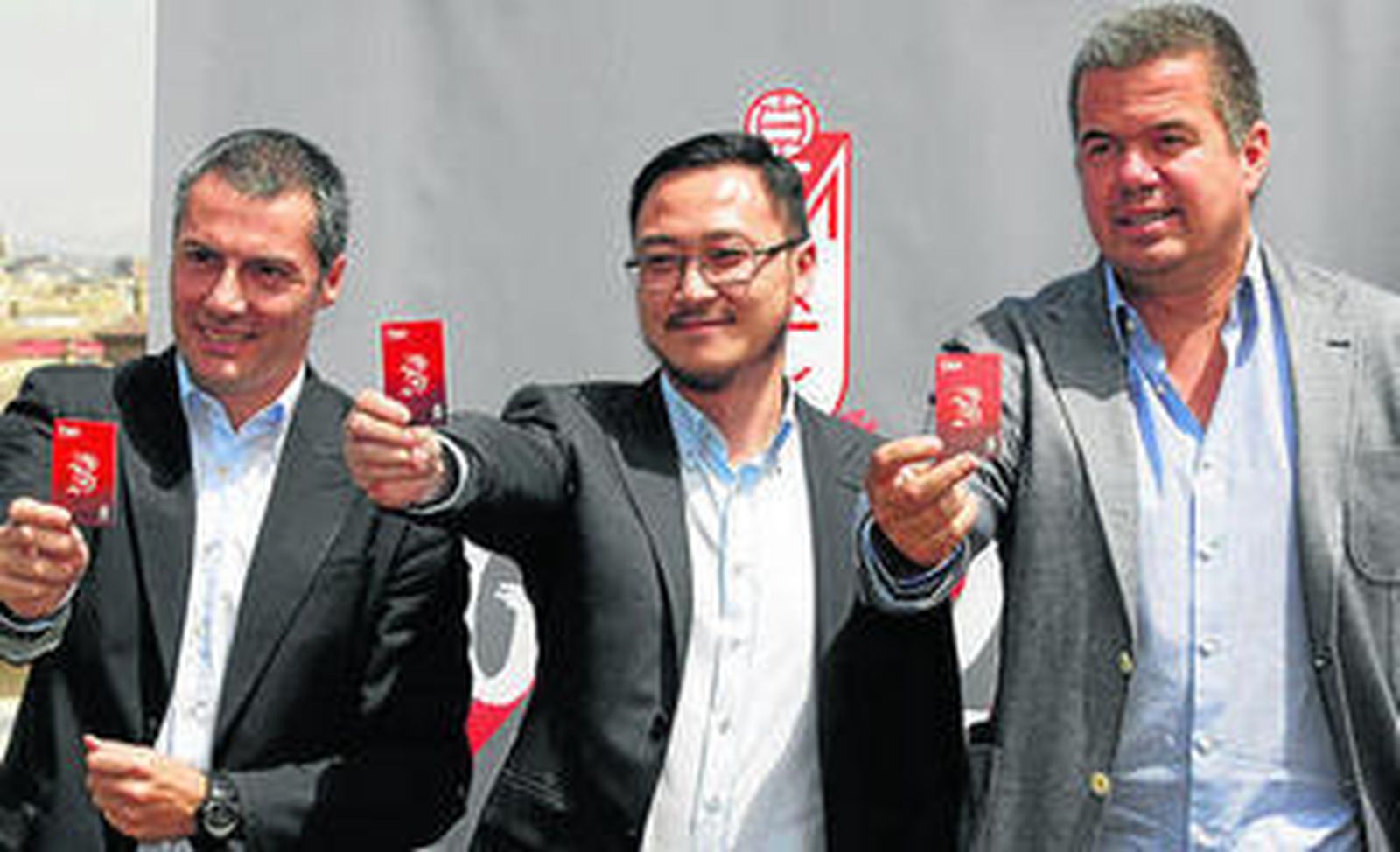 Vieta, Lizhang y Díaz posan con el abono de la nueva temporada.