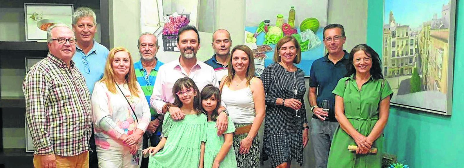 El pintor con Manuel Alcina, Beli Barrera, José Luis Reyes, Eduardo Ruiz-Golluri, Esther Arriza, José Antonio García, Leticia Alcaín Abreu, Jaime Poquet y Maria del Carmen Fernández, durante la inaguración de la exposición de pinturas, en Cuadros La Galería, en El Puerto de Santa María.