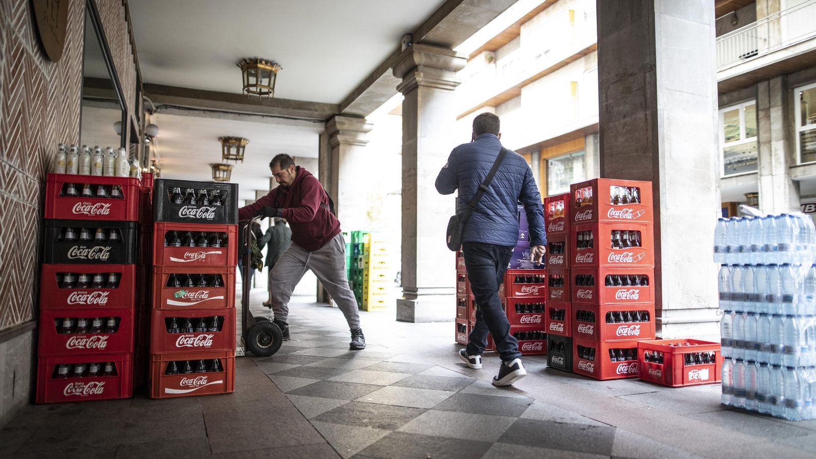 Calle Ganivet ocupada por el reparto de refrescos