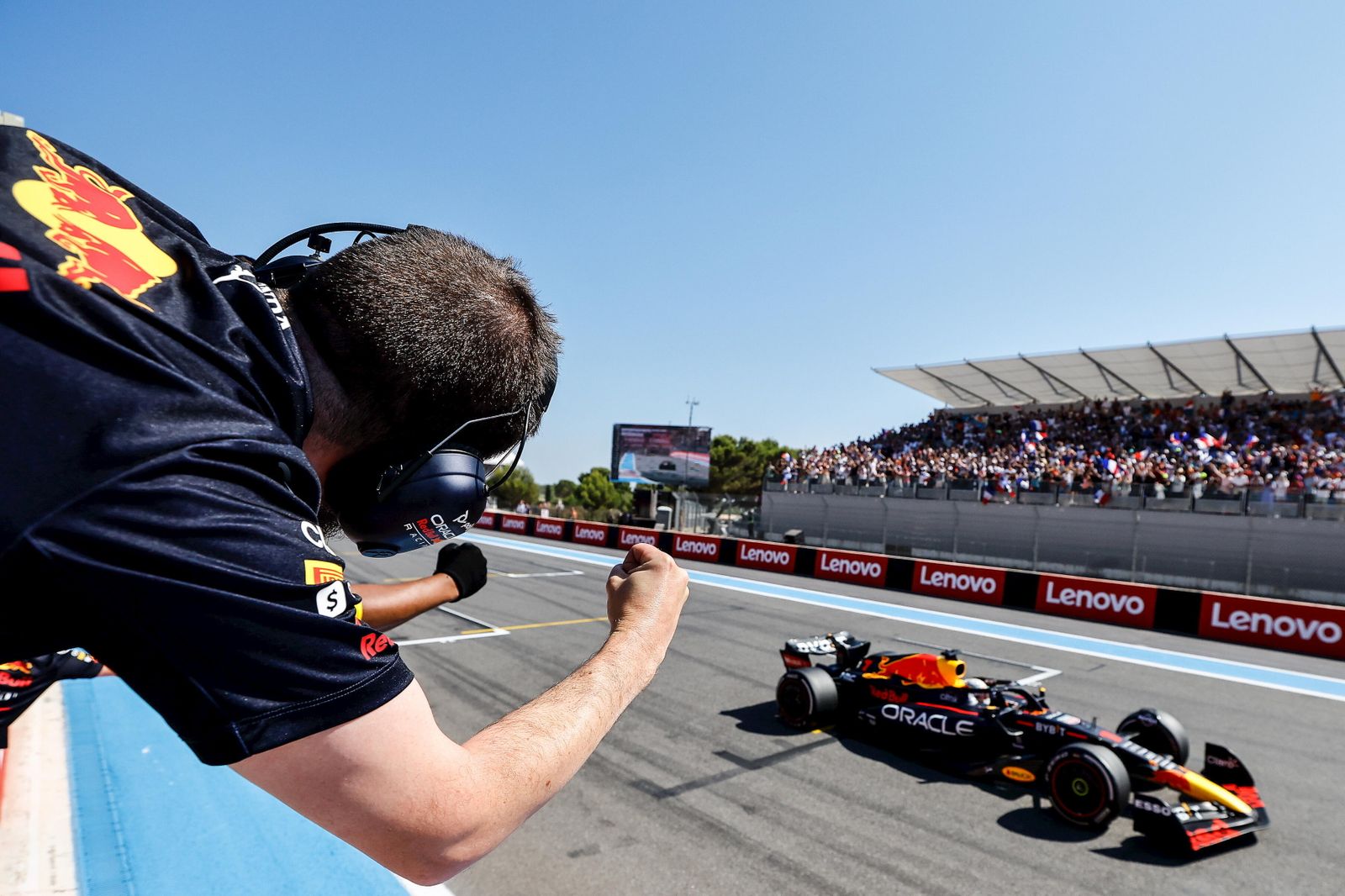 Max Verstappen pasa la línea de meta como ganador del GP de Francia.