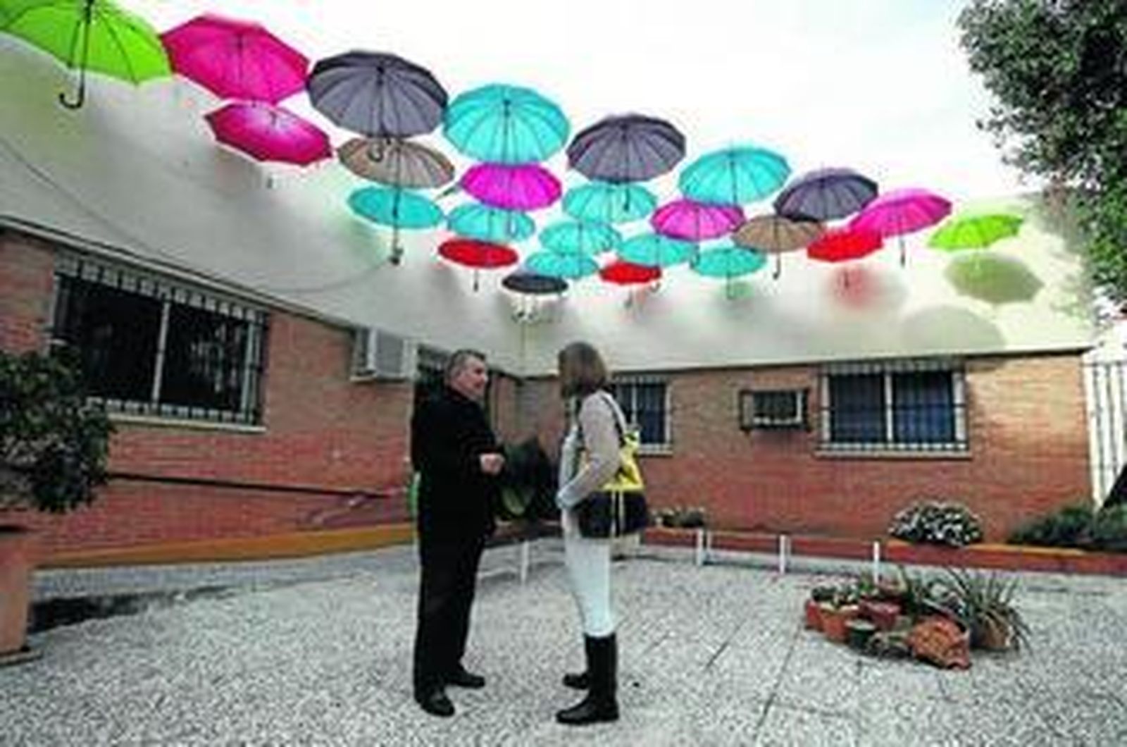 Imagen del toldo elaborado con paraguas.