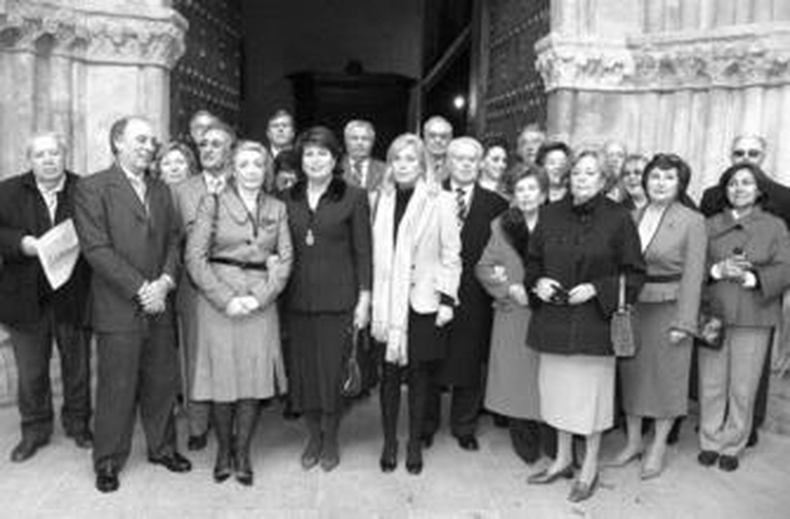 Un grupo de miembros del Cabildo de Alfonso X el Sabio, en la puerta de la Real Parroquia de Nuestra Señora de Santa Ana, tras celebrar la onomástica del rey.