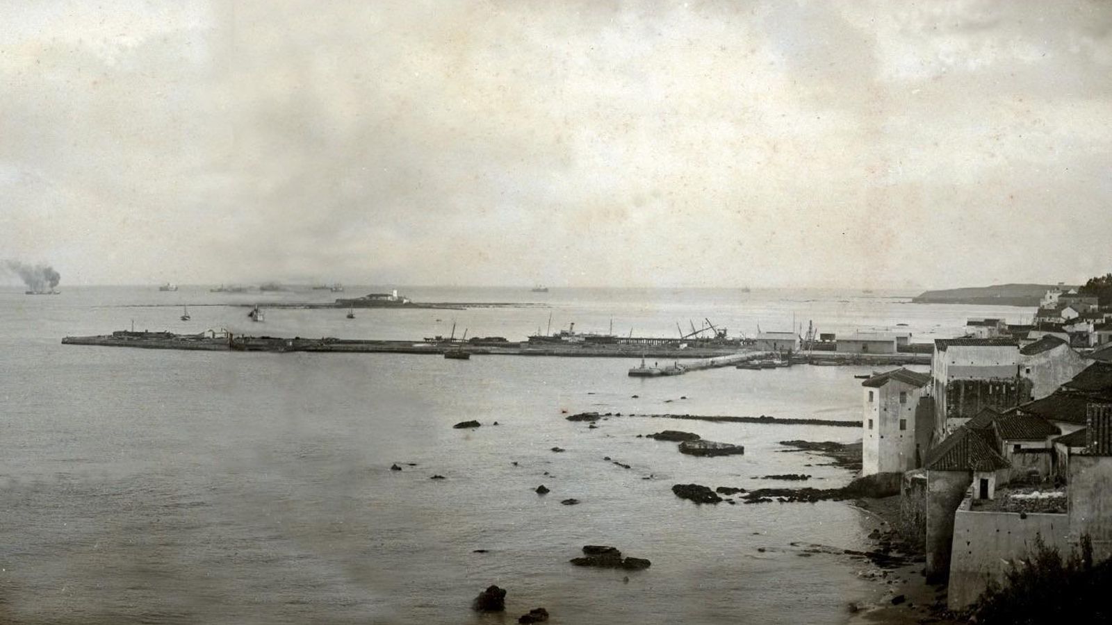 El muelle de la Galera en el año 1920. A la izquierda de la imagen, las obras de prolongación del mismo (Archivo de la APBA).