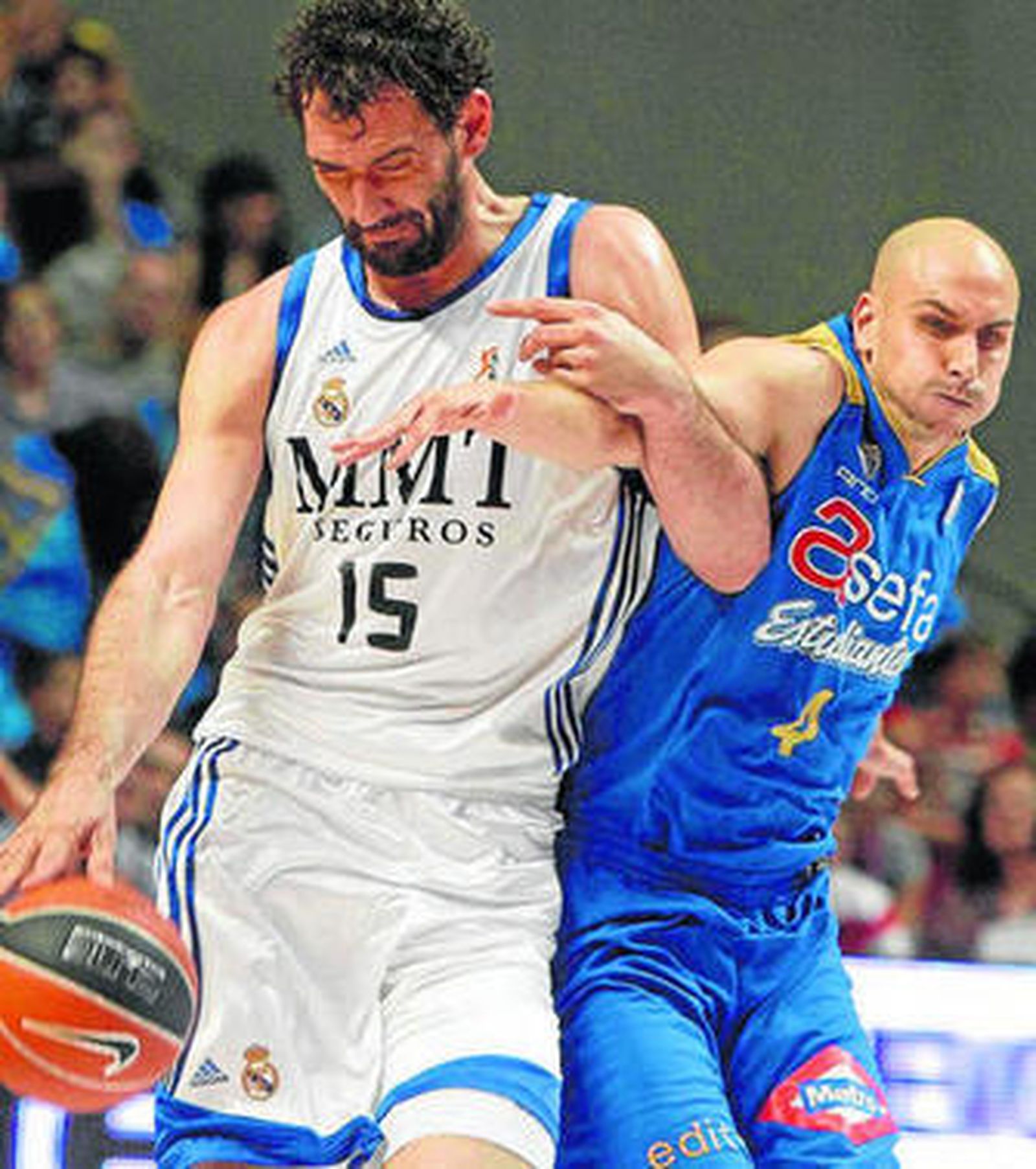 Garbajosa (i) lucha con Oliver en el partido de ayer.