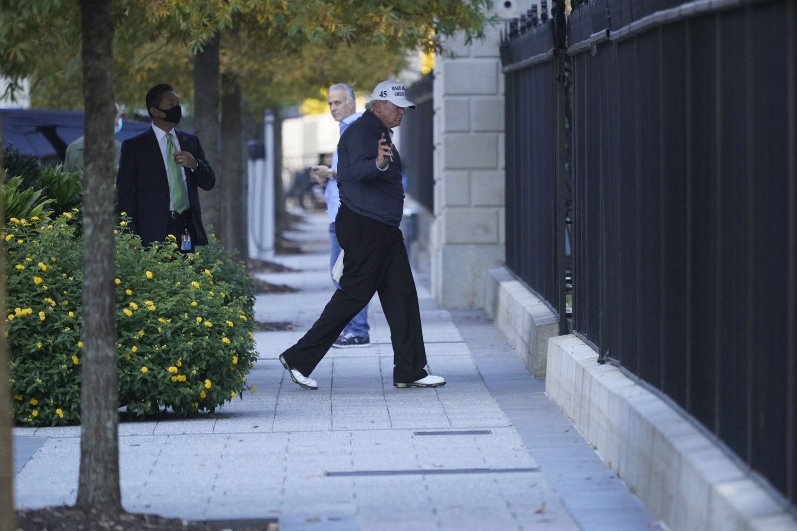 Trump saluda antes de entrar hoy en la Casa Blanca, donde llegó desde uno de sus campos de golf.