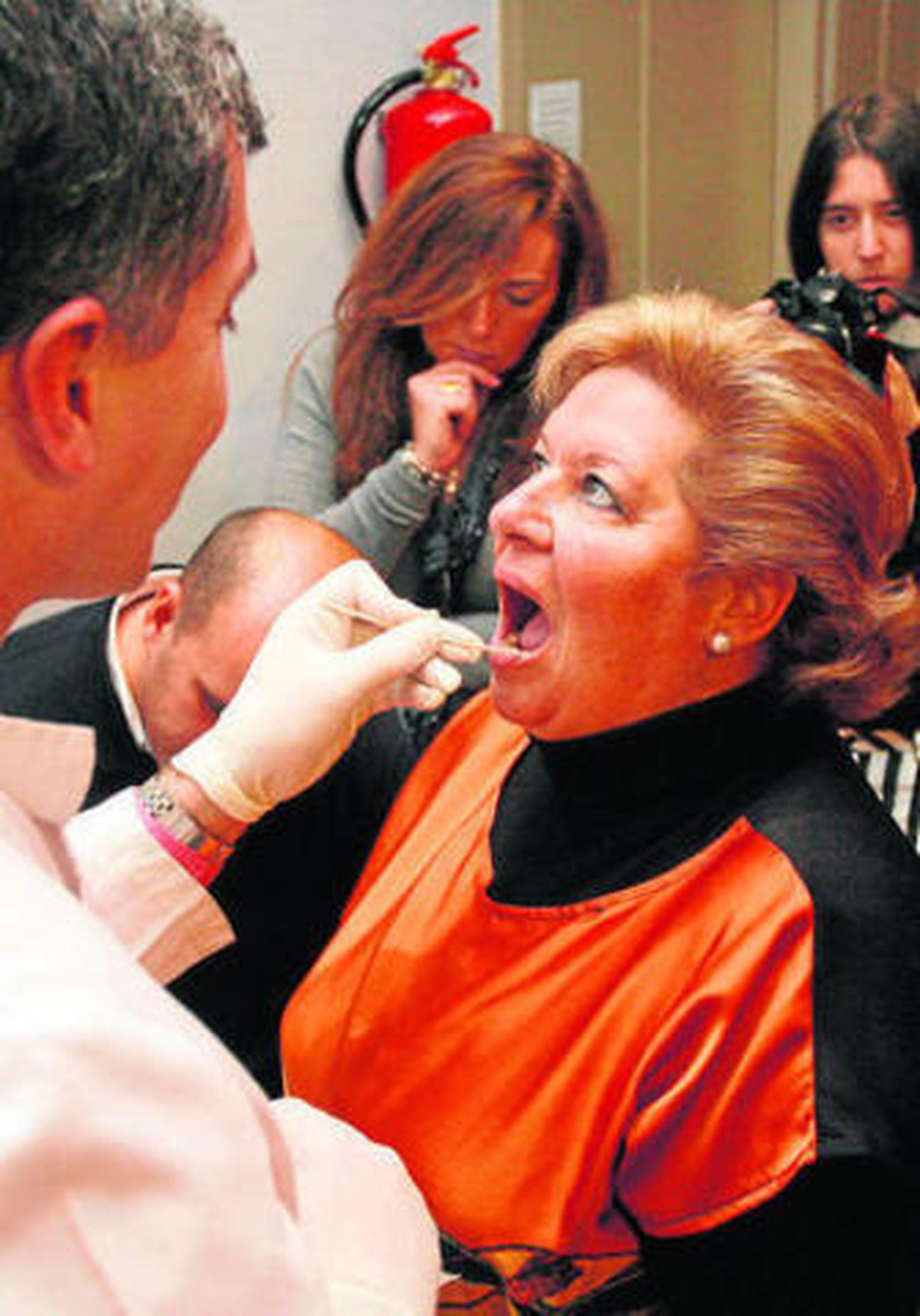 Una de las mujeres a la que se le extrajo muestras para obtener su ADN.