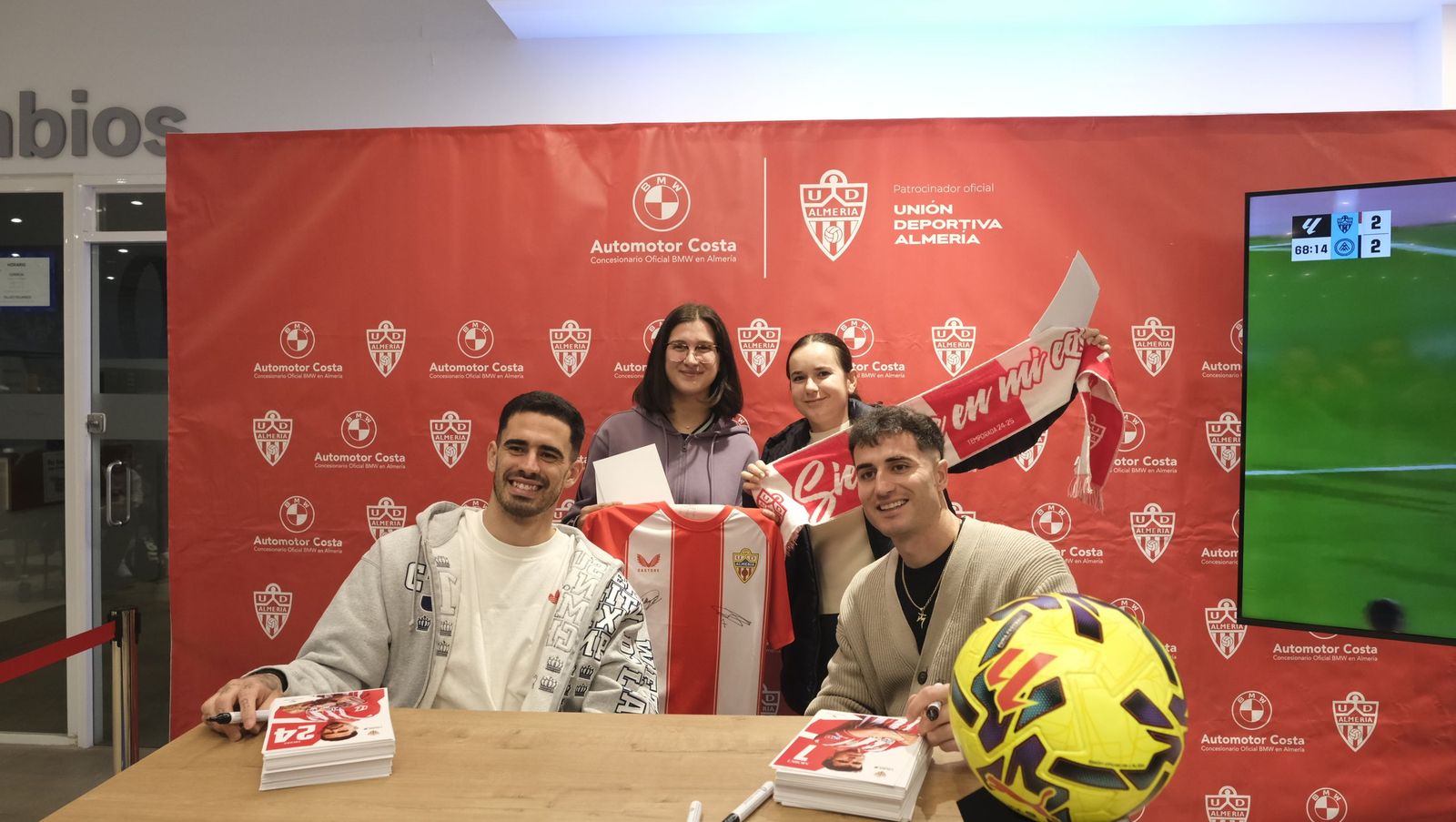 Jon Mocillo y Miguel de la Fuente firman autógrafos en Automotor Costa BMW