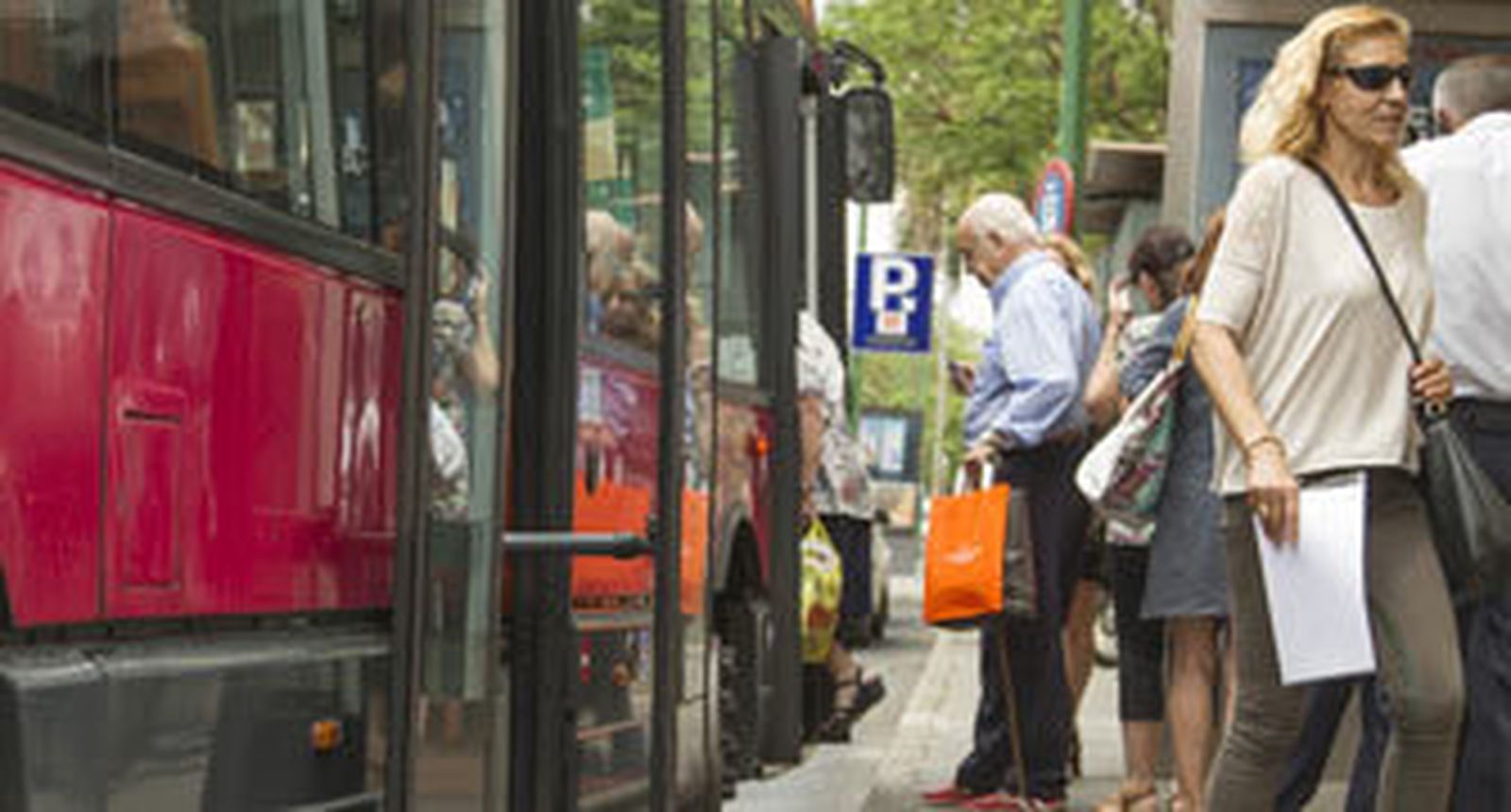 Tussam recuerda la gratuidad de la tarjeta para los mayores con menos de 1.500 euros mensuales de renta