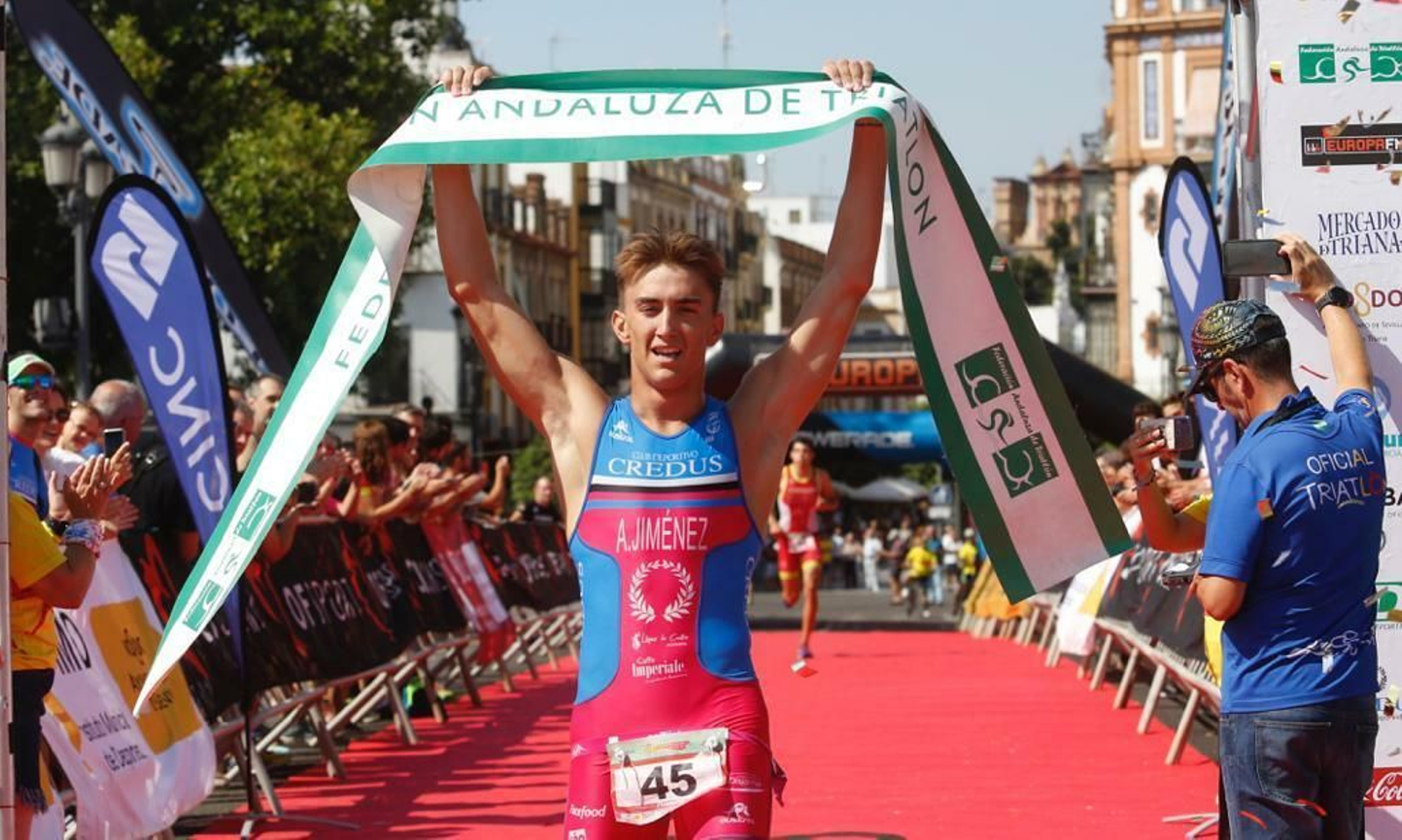 El ganador del acuatlón de la velá de Triana