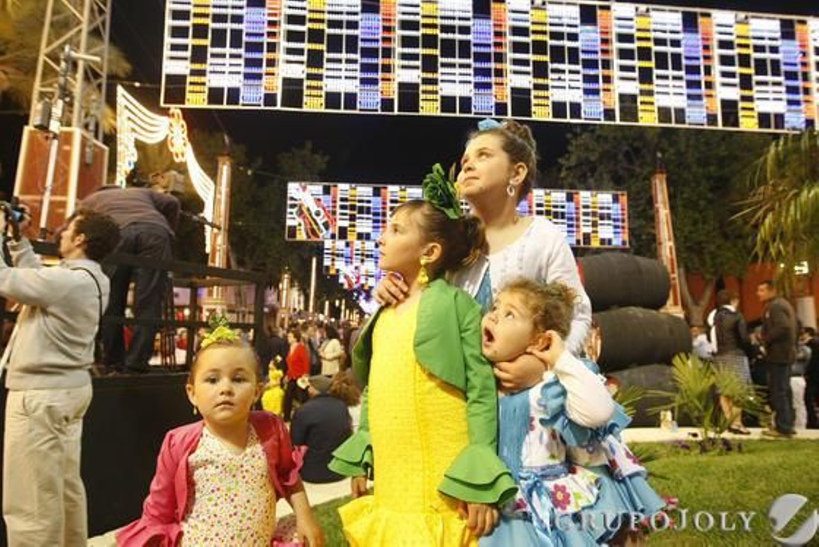 Unas flamencas, una de ellas con la boca abierta, contemplan el alumbrado del recinto ferial. 

Foto: Juan Carlos Toro