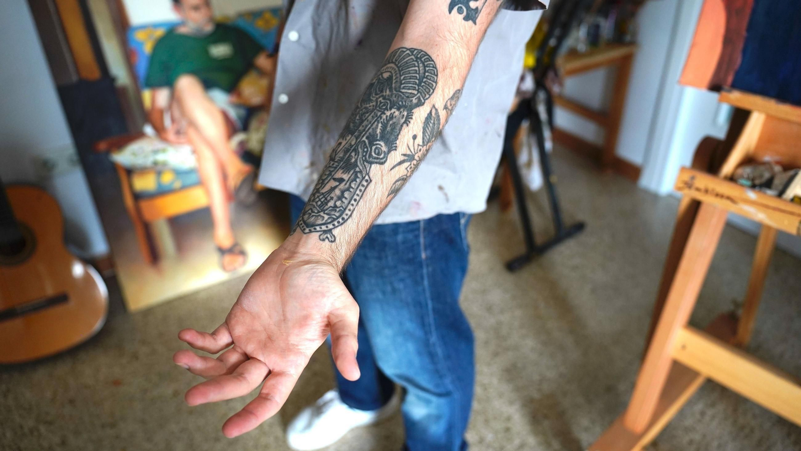 El artista muestra el tatuaje simbólico de Punta Carnero.