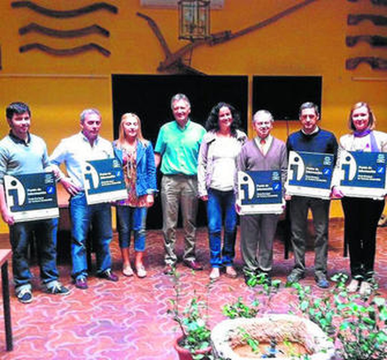 Los empresarios posaron con las placas junto a Sonia Rodríguez.