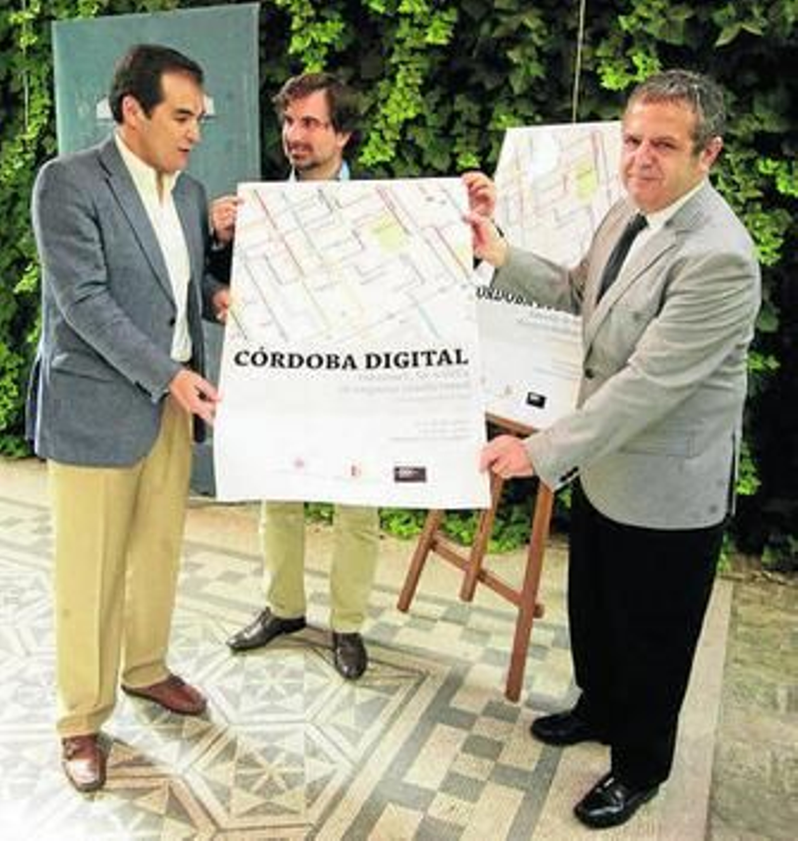 Nieto, De Pinedo y Fuentes, en el Patio del Reloj de la Diputación.