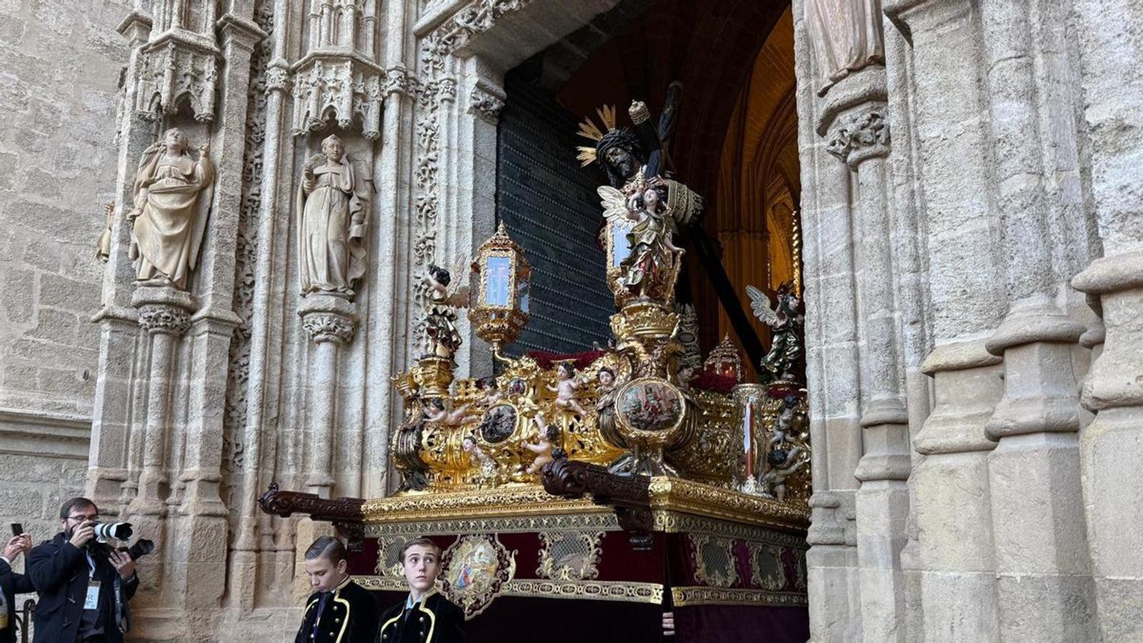 Momento de la salida del Gran Poder.