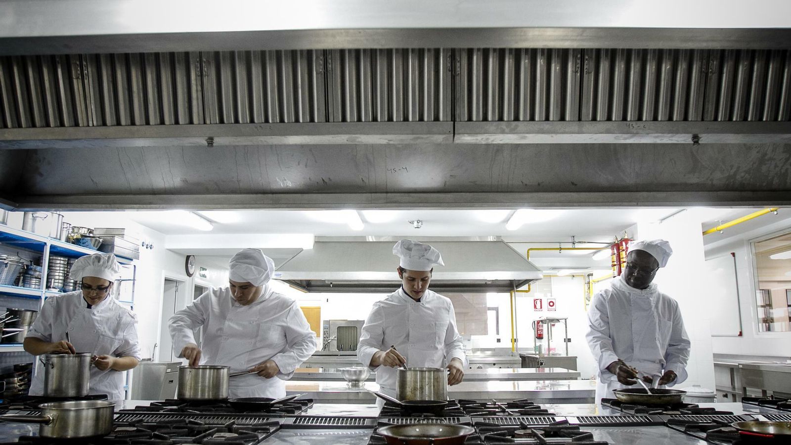 Alumnos practicando en la cocina del Fernando Quiñones