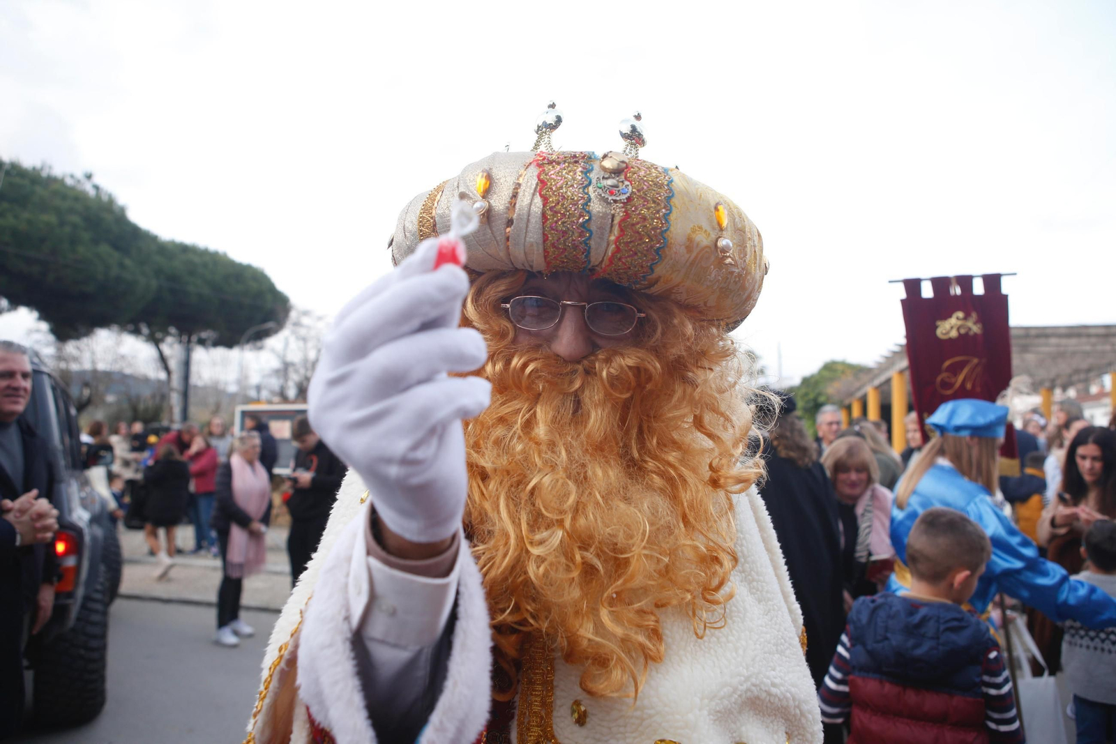 El rey Gaspar enseña un caramelo antes de iniciar la cabalgata en Castellar.