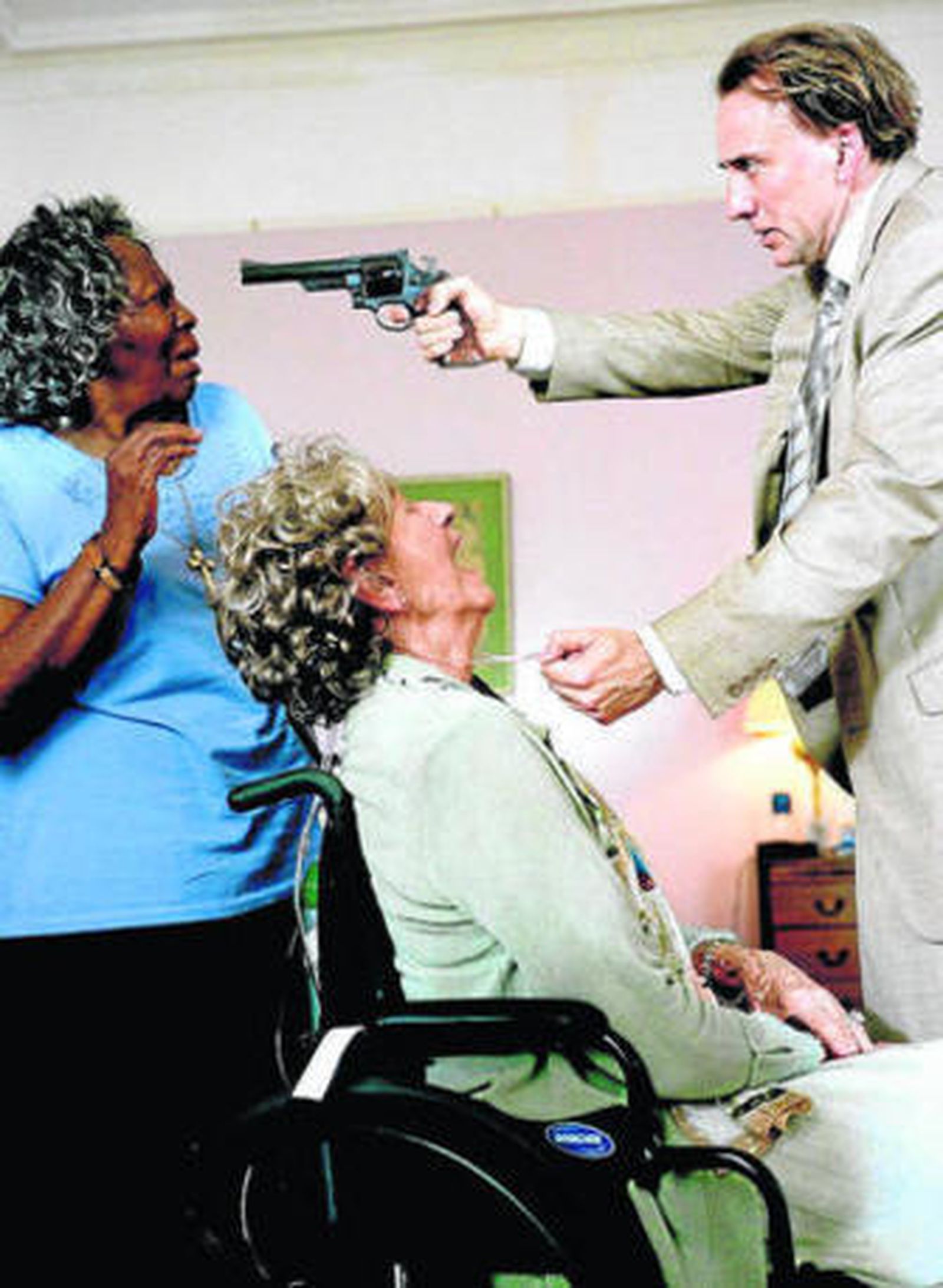 Cage, perdiendo los papeles en el 'remake' de 'Teniente corrupto'.