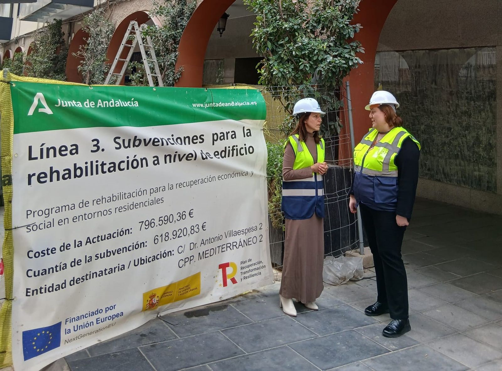La delegada, junto a un edificio de la calle José Artés de Arcos.