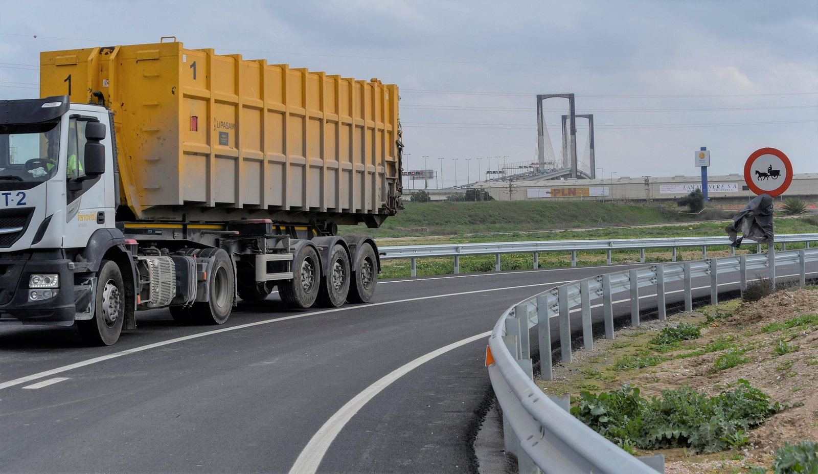 Un camión de Lipasam cruza por uno de los nuevos desvíos de la SE-30 a la carretera de la esclusa construidos por el Ministerio.