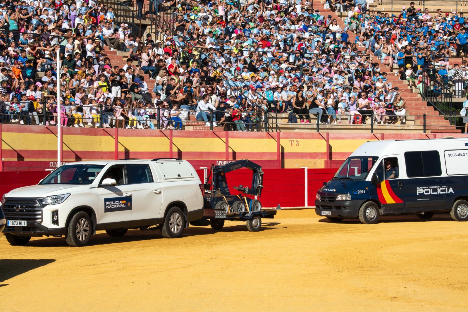 Galería | Así ha sido la jornada de puertas abiertas de la Policía Nacional en la Plaza de Toros de Motril