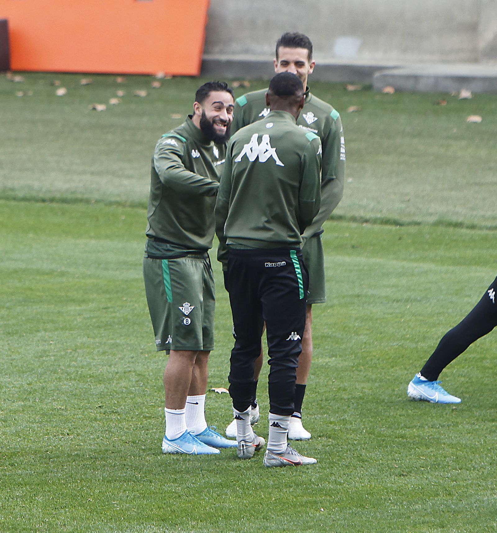 Fekir bromea con Emerson en el entrenamiento de ayer.
