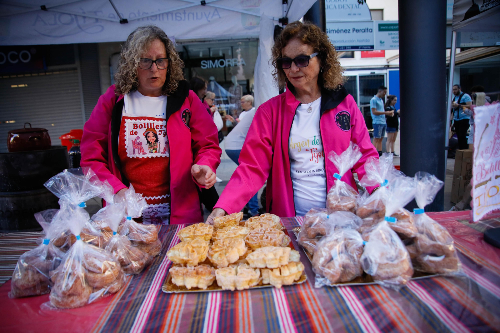 Así es la alfombra de serrín de 60 metros en el Paseo de Almería, en imágenes.