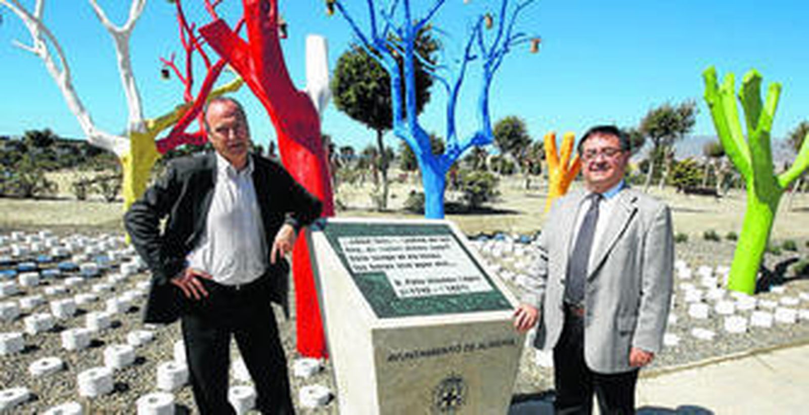 El alcalde y el concejal de Medio Ambiente visitaron ayer el colorista resultado de este "homenaje al árbol muerto".