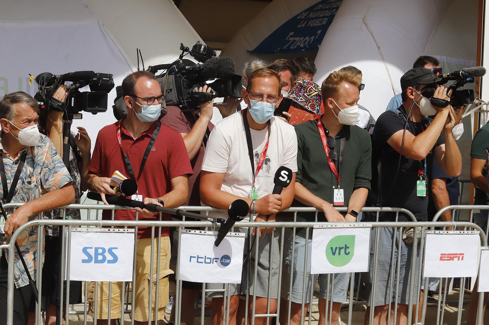 Imágenes de la Vuelta Ciclista a España en su salida desde Aracena en la 17ª etapa