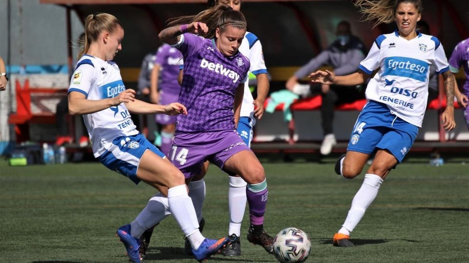 Rosa Otermín disputa el balón con una rival.