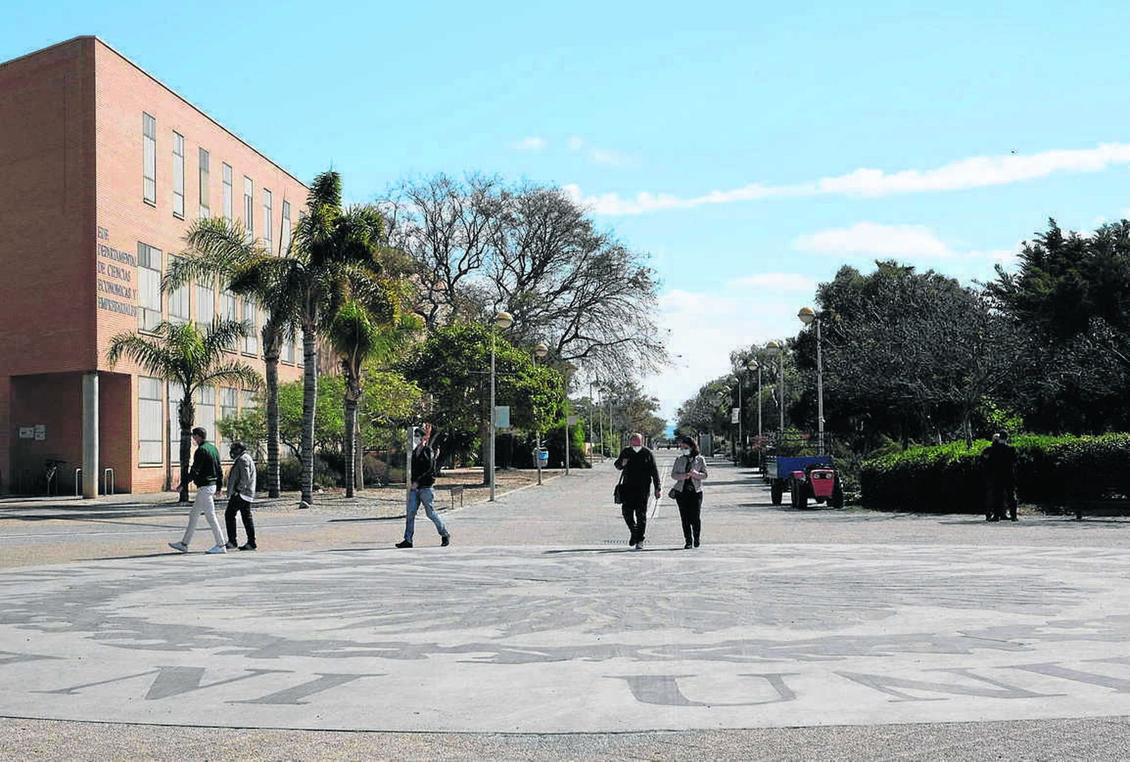 Alumnos paseando por el campus de la Universidad de Almería.