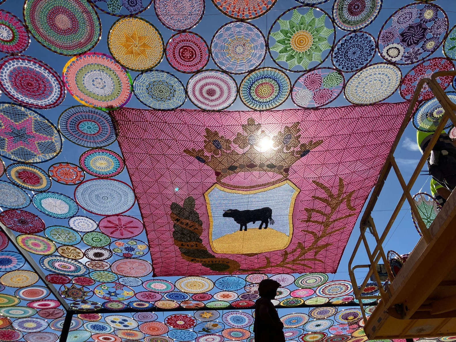 Un paseo en fotografías bajo el gran toldo de croché de Montoro