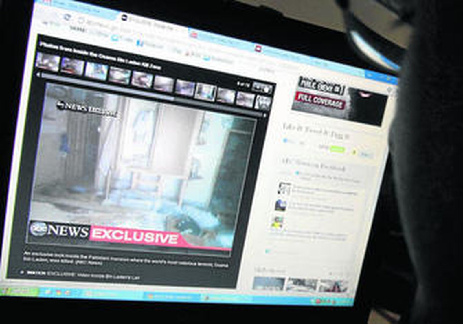 Un paquistaní sigue por internet la información sobre la muerte de Ben Laden.