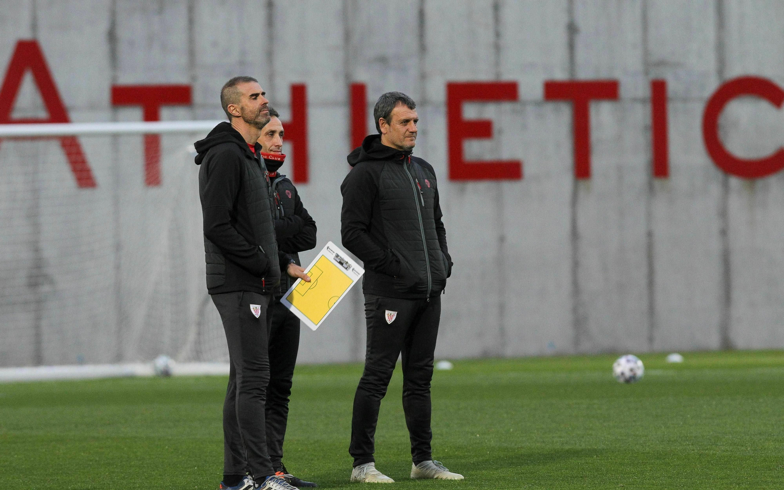 Gaizka Garitano junto a su cuerpo técnico en el entrenamiento de este miércoles.