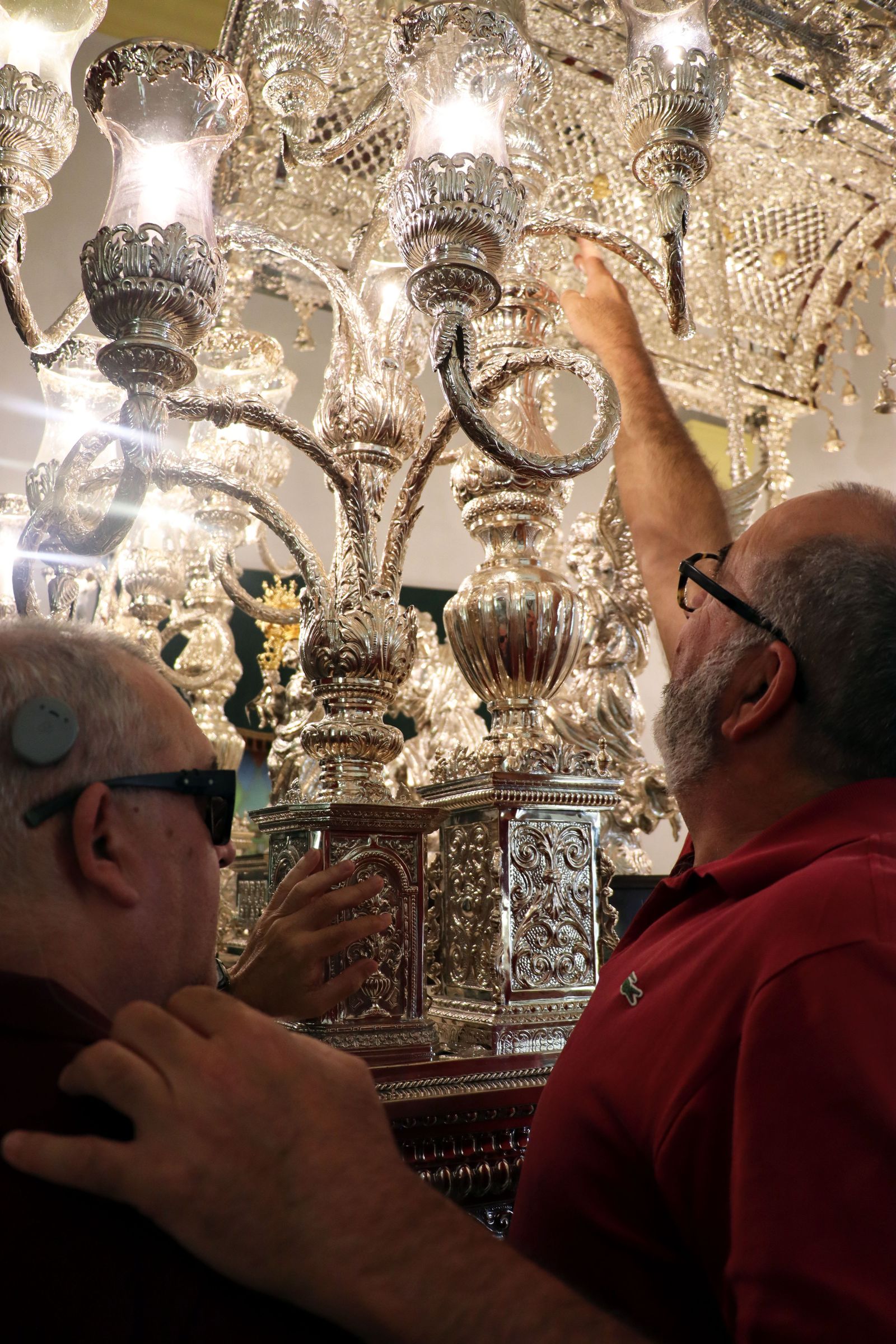 Visita guiada de la ONCE a la Hermandad de Emigrantes de Huelva, en imágenes