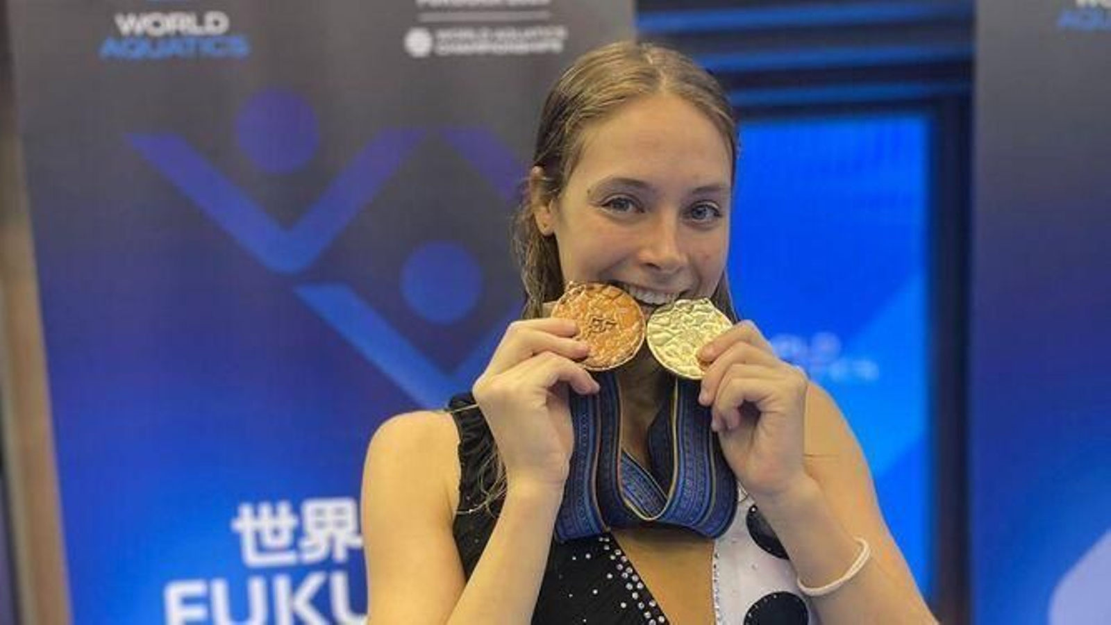 Alisa Ozhogina, con sus dos medallas, una de oro y otra de bronce, en el pasado Mundial de Fukuoka.