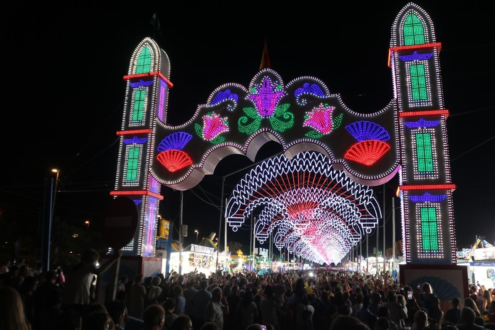 El pórtico principal de la Feria de La Cala este verano, en Mijas.