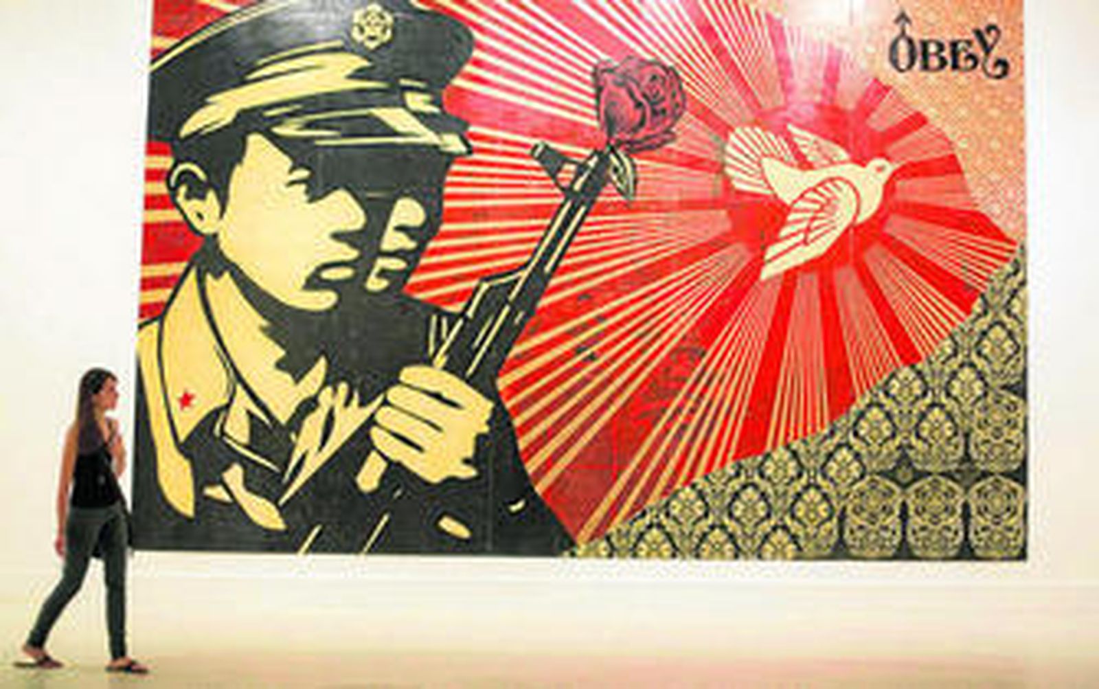 Una de las piezas de mayor tamaño de la retrospectiva dedicada al artista americano Obey, con su característica paleta de colores.