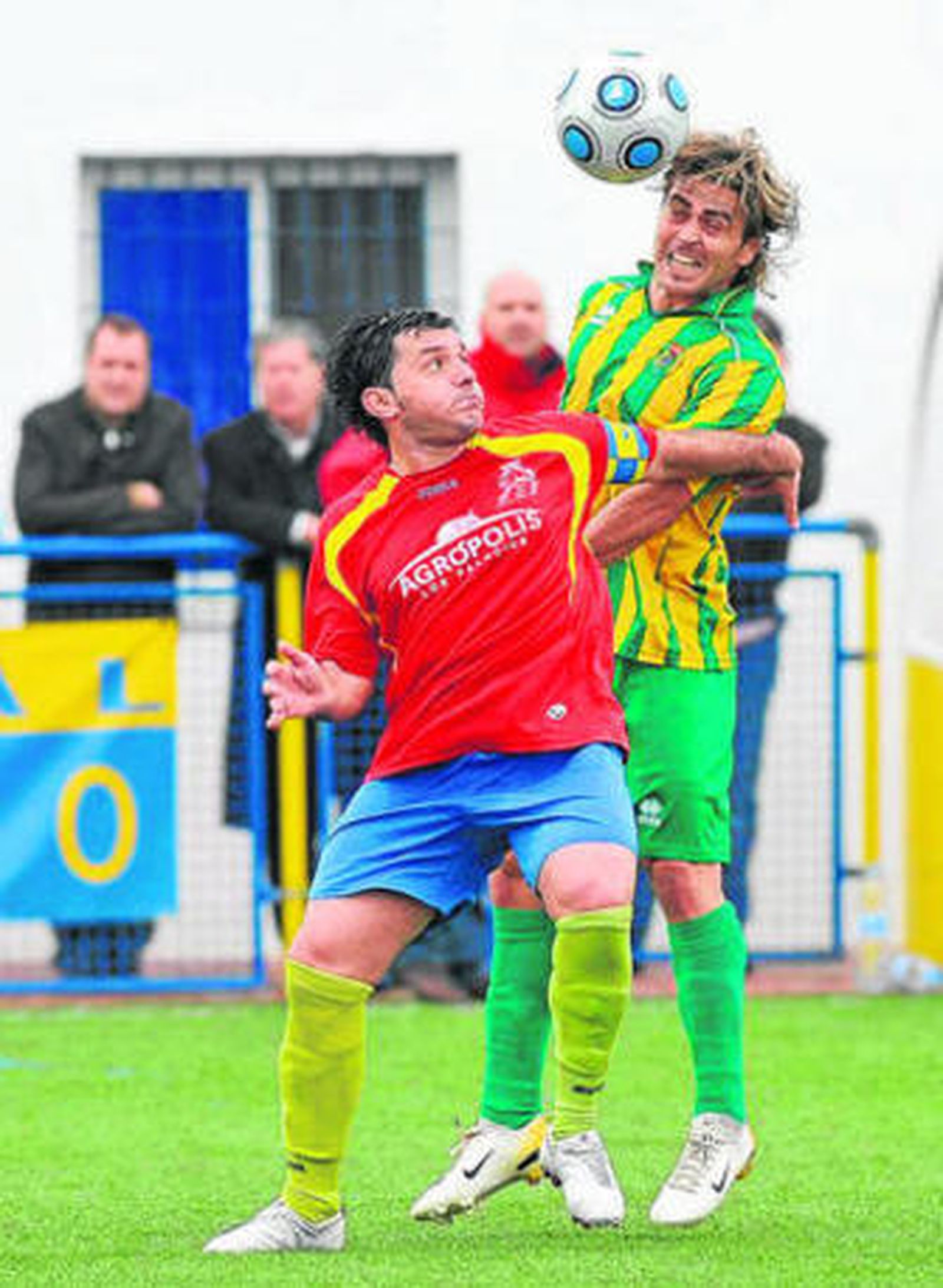 Godino, en primer término, disputa el balón con el jugador de la Unión Diego Romero.
