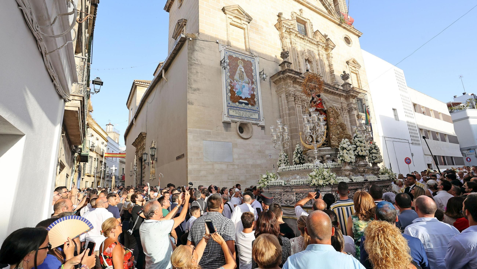 Una imagen de la Virgen del Carmen, saliendo de su Basílica.