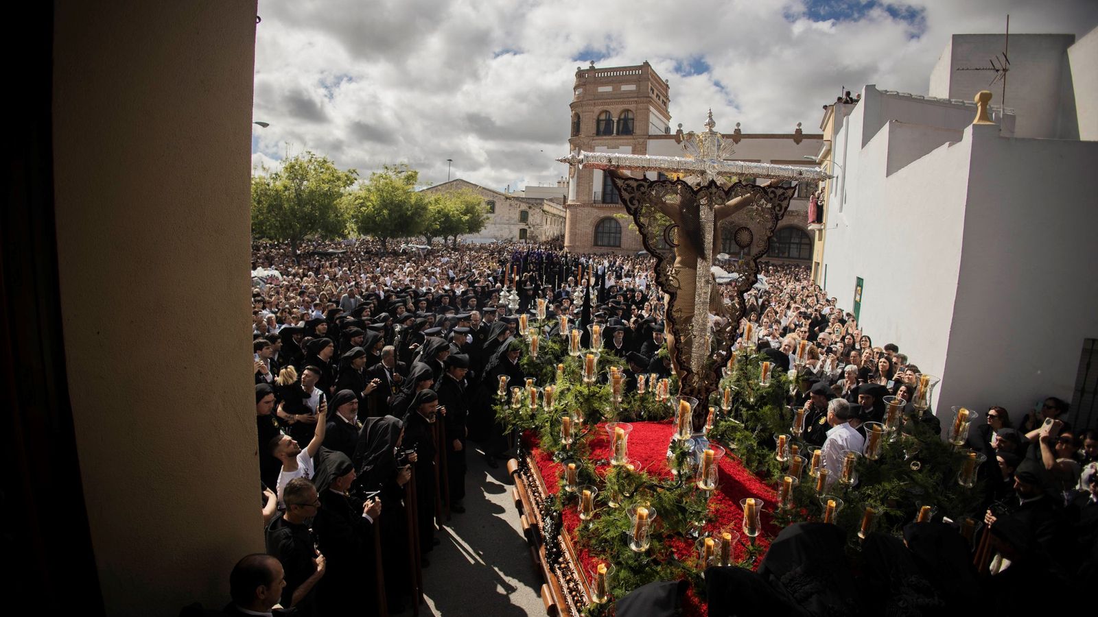 El Cristo de la Expiración, tras salir de la Ermita de San Telmo.