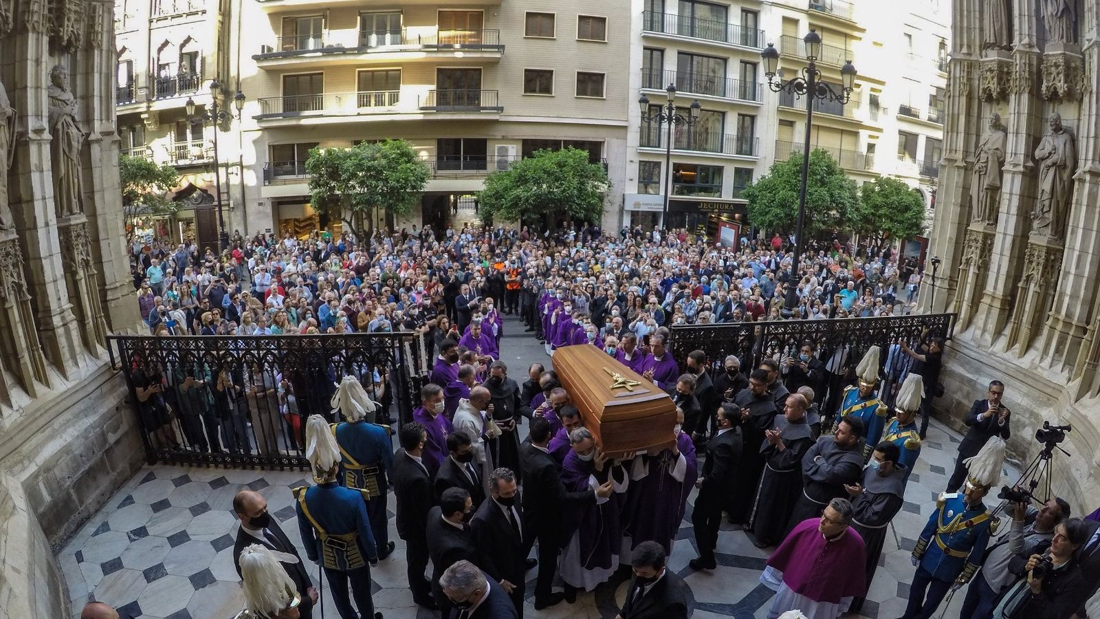 El féretro llega a la Puerta de la Asunción de la Catedral de Sevilla.