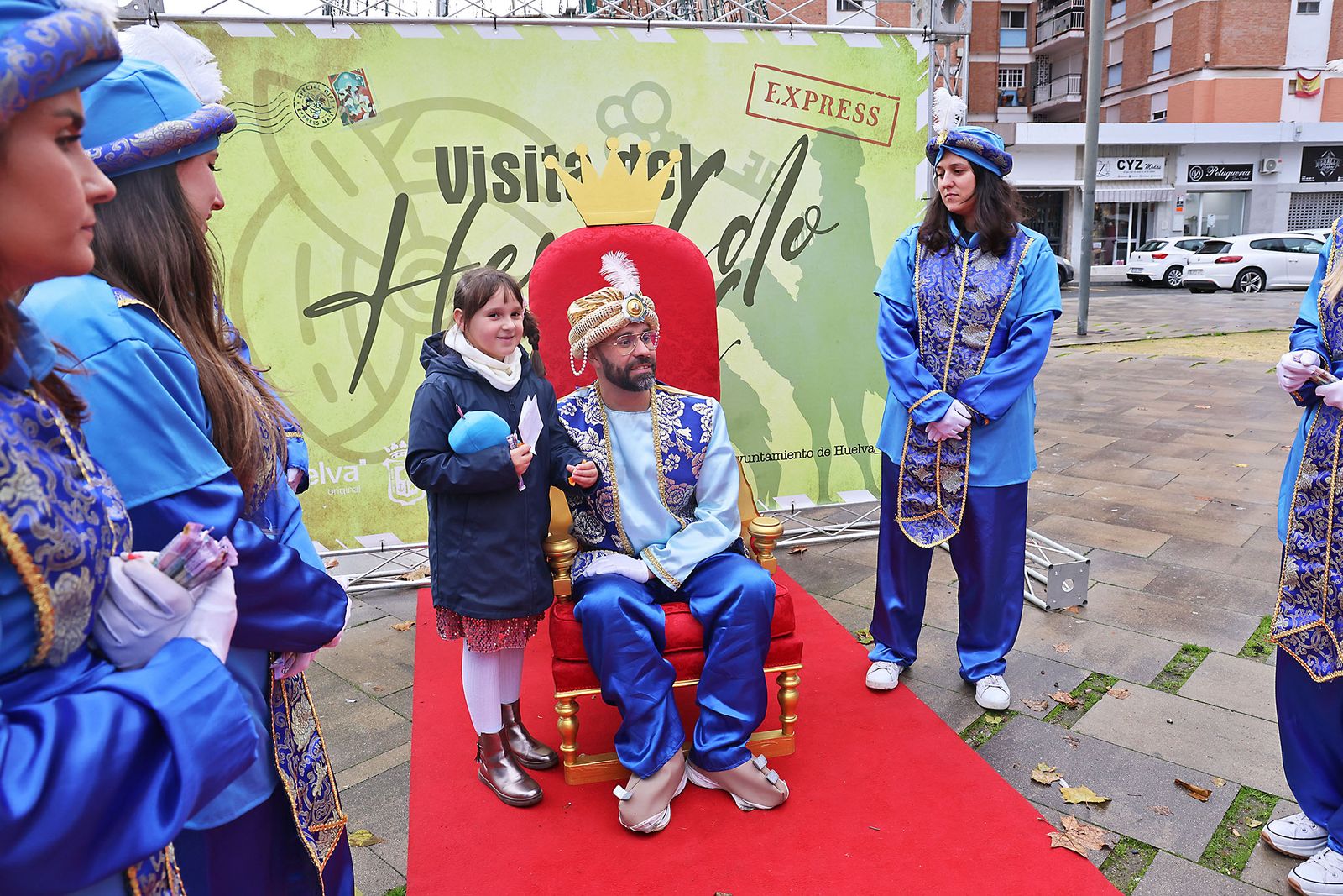 Los Pajes Reales recogen las cartas de los más pequeños en la Plaza Houston
