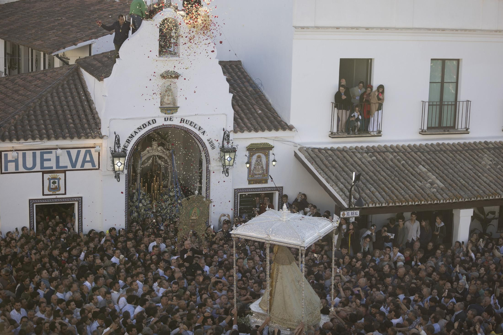Las mejores imágenes de la procesión de la Virgen del Rocío en la aldea