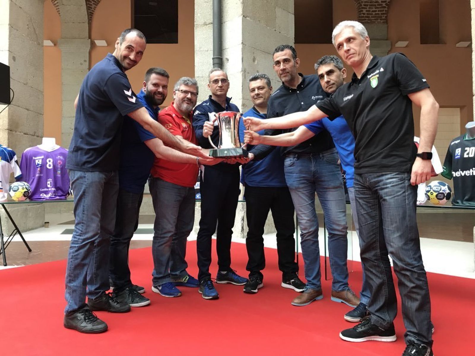 Los técnicos de los ocho equipos clasificados para la Final8 posan junto al trofeo, ayer en la presentación del torneo.