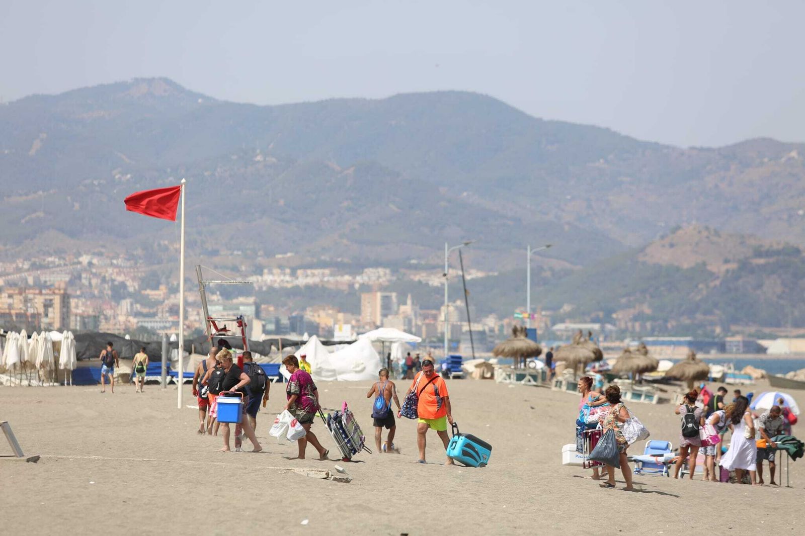 Las fotos de la Policía desalojando a los bañistas de la playa de Sacaba